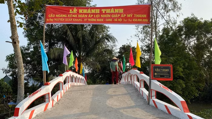 Nghĩ đến việc trẻ được đi học, người lớn đi làm trên chiếc cầu rộng rãi, thầy Nguyễn Xuân Khang - Hiệu trưởng trường Marie Curie, Hà Nội vui khôn xiết