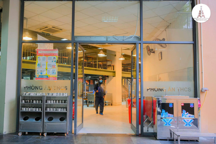 Khử khuẩn làm sạch nhà ăn Khử khuẩn làm sạch nhà ăn