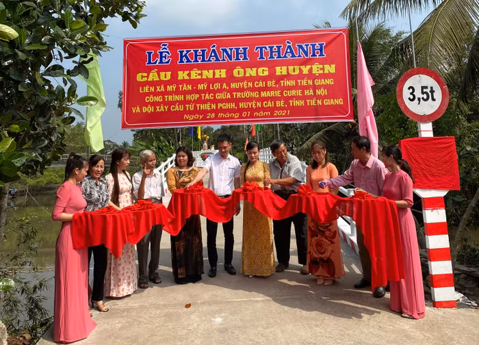 Trường Marie Curie, Hà Nội tặng bà con Miền Tây 2 cây cầu đó là Cầu Kênh Ông Huyện và Cầu 7 Khao