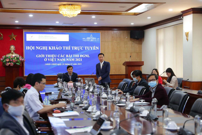 Ông Nguyễn Tiến Thảo (người đứng), Giám đốc Trung tâm Khảo thí Đại học Quốc gia Hà Nội, giới thiệu về bài thi đánh giá năng lực dành cho học sinh trung học phổ thông năm 2021 (ảnh:VNU) Ông Nguyễn Tiến Thảo (người đứng), Giám đốc Trung tâm Khảo thí Đại học Quốc gia Hà Nội, giới thiệu về bài thi đánh giá năng lực dành cho học sinh trung học phổ thông năm 2021 (ảnh:VNU)