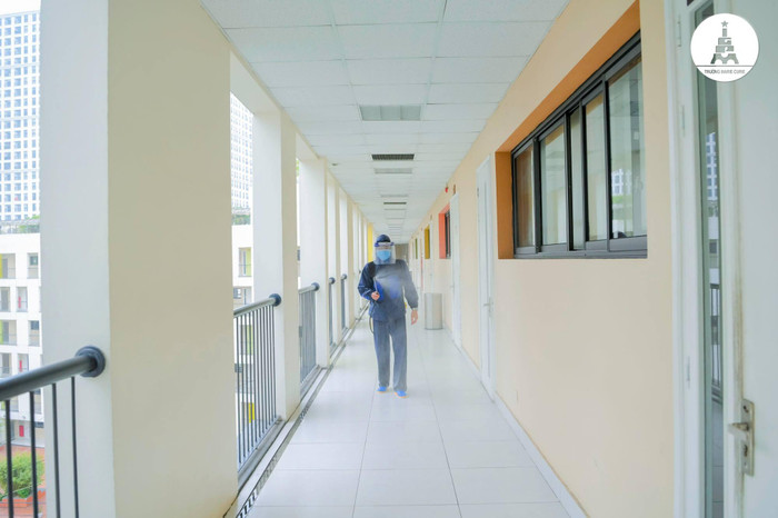 Công tác phun khử khuẩn tại hành lang các tòa nhà của từng tầng học Công tác phun khử khuẩn tại hành lang các tòa nhà của từng tầng học