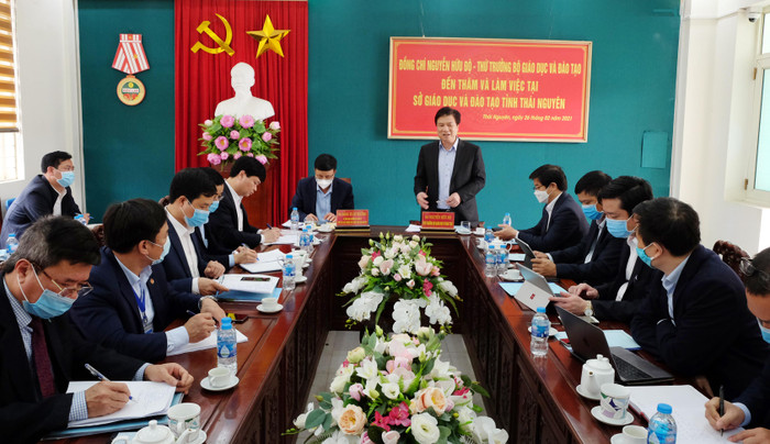Thứ trưởng Nguyễn Hữu Độ trao đổi chỉ đạo ngành giáo dục và đào tạo Thái Nguyên các nội dung về công tác dạy học trực tuyến và triển khai chương trình, sách giáo khoa mới. Cuộc họp có sự tham dự của Phó Chủ tịch thường trực Ủy ban nhân dân tỉnh Thái Nguyên - Đặng Xuân Trường (ảnh: Bộ Giáo dục và Đào tạo) Thứ trưởng Nguyễn Hữu Độ trao đổi chỉ đạo ngành giáo dục và đào tạo Thái Nguyên các nội dung về công tác dạy học trực tuyến và triển khai chương trình, sách giáo khoa mới. Cuộc họp có sự tham dự của Phó Chủ tịch thường trực Ủy ban nhân dân tỉnh Thái Nguyên - Đặng Xuân Trường (ảnh: Bộ Giáo dục và Đào tạo)