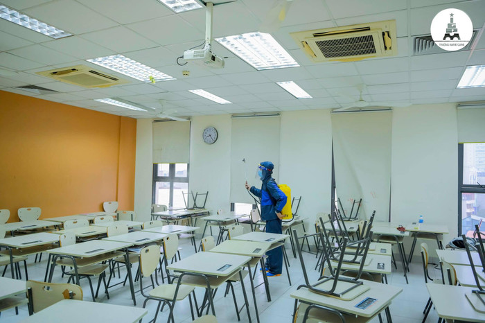 Tổng vệ sinh toàn khuôn viên trường từ lớp học, bàn ghế Tổng vệ sinh toàn khuôn viên trường từ lớp học, bàn ghế