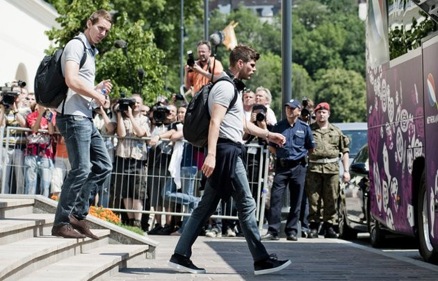 Vẻ mặt buồn rầu hiện trên khuôn mặt của các cầu thủ Hà Lan. Vẻ mặt buồn rầu hiện trên khuôn mặt của các cầu thủ Hà Lan.