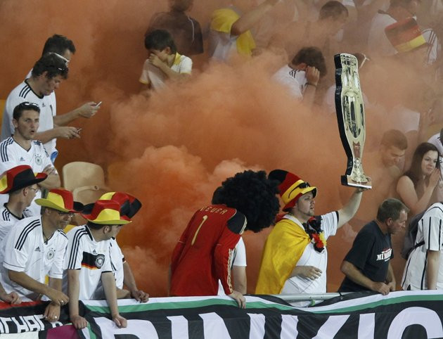 Nhiều CĐV Đức cũng chính là nạn nhân phải gánh chịu hậu quả khi sử dụng pháo sáng