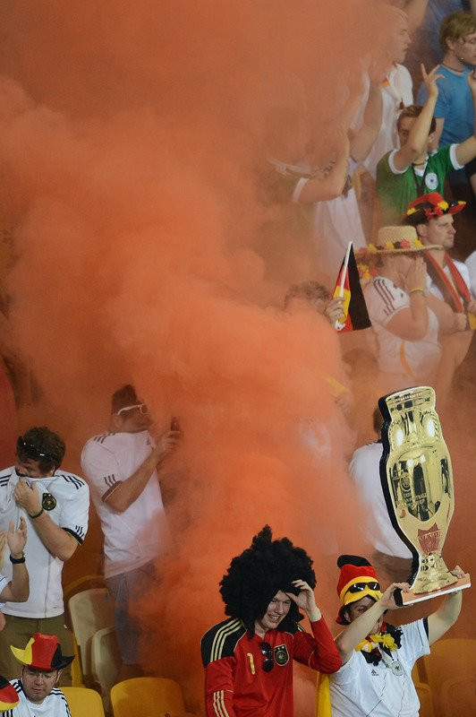CĐV Đức đốt pháo sáng ăn mừng sau khi đội bóng của họ ghi bàn thắng trong trận gặp Đan Mạch.