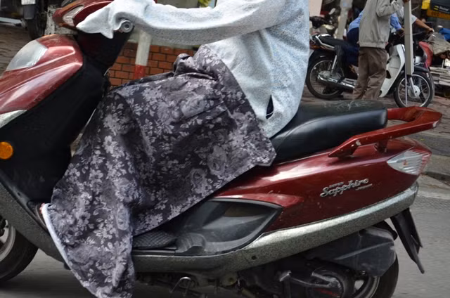 Bảo vệ toàn thân. Trước đây chỉ có áo chống nắng, nhưng giờ đây đã có thêm quần chống nắng