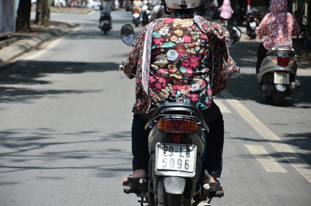 Dù mặc theo phong cách nào, kiểu nào miễn sao chống nắng là được theo phong cách nào, kiểu nào miễn sao chống nắng là được