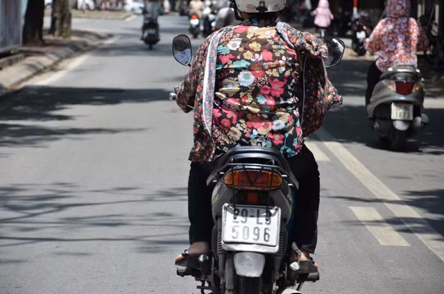 Dù mặc theo phong cách nào, kiểu nào miễn sao chống nắng là được theo phong cách nào, kiểu nào miễn sao chống nắng là được