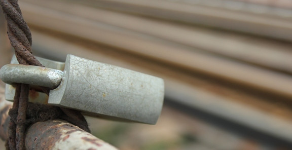 Chiếc khóa chống phá, chống cắt. Chiếc khóa chống phá, chống cắt.