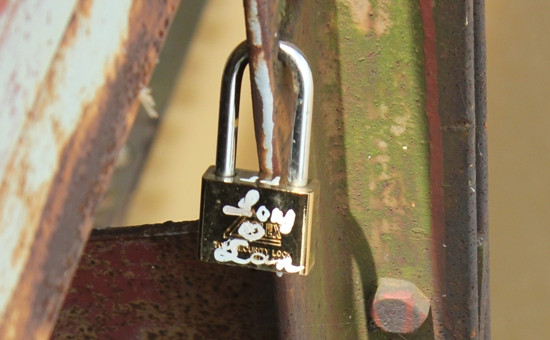 Chía khóa này nằm lẻ loi 1 mình ở phía dưới lan can. Dường như chủ nhân của chiếc khóa này không muốn phô trương tình yêu của mình Chía khóa này nằm lẻ loi 1 mình ở phía dưới lan can. Dường như chủ nhân của chiếc khóa này không muốn phô trương tình yêu của mình