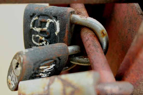 2 chía khóa ngoắc vào nhau thể hiện sự gắn kết, bền chặt, luôn luôn ở bên cạnh nhau. 2 chía khóa ngoắc vào nhau thể hiện sự gắn kết, bền chặt, luôn luôn ở bên cạnh nhau.