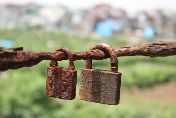 Những chiếc khóa đã bị hoen gỉ, dầm mưa, giải nắng có lẽ đã xuất hiện từ rất lâu Những chiếc khóa đã bị hoen gỉ, dầm mưa, giải nắng có lẽ đã xuất hiện từ rất lâu