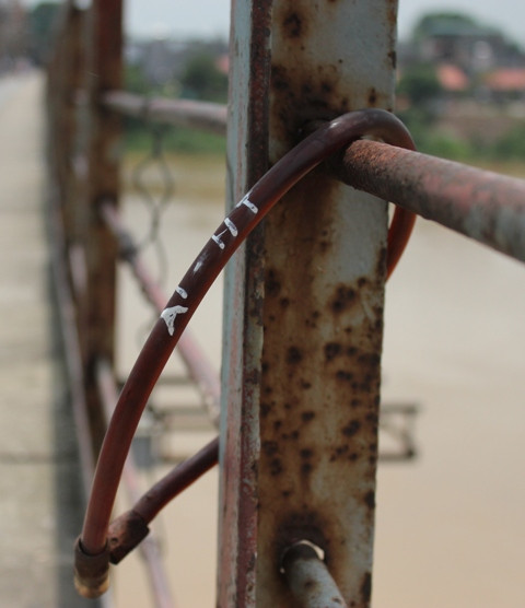 Rất nhiều loại khóa xuất hiện trên thành cầu. Cặp đôi tình nhân này đã lựa chọn cho tình yêu của mình bằng 1 chiếc khóa dây. Rất nhiều loại khóa xuất hiện trên thành cầu. Cặp đôi tình nhân này đã lựa chọn cho tình yêu của mình bằng 1 chiếc khóa dây.