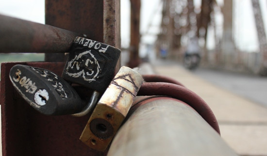 Nhiều cặp tình nhân cùng chung nơi thể hiện tình yêu. Nhiều cặp tình nhân cùng chung nơi thể hiện tình yêu.