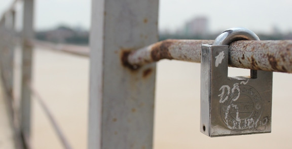 chiếc khóa này còn khá mới. chiếc khóa này còn khá mới.