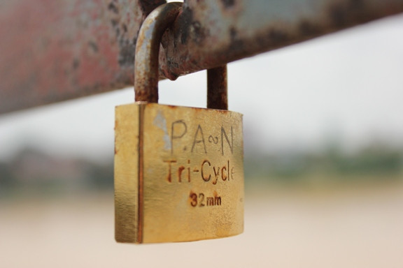 Tên chủ nhân của chiếc khóa được khắc trên chía khóa. Tên chủ nhân của chiếc khóa được khắc trên chía khóa.