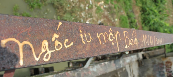 . Kèm theo khóa tình yêu là những dòng chữ thể hiện tình yêu trên thành cầu . Kèm theo khóa tình yêu là những dòng chữ thể hiện tình yêu trên thành cầu