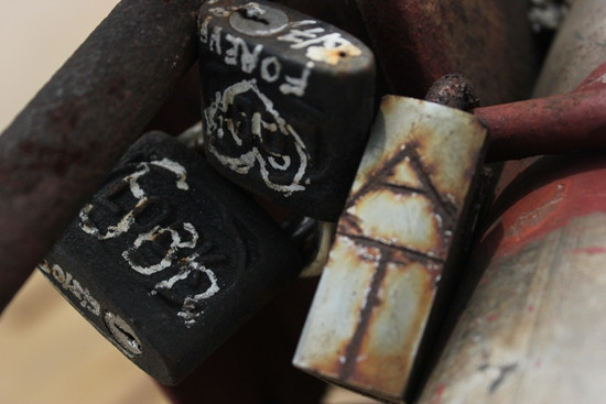 Trên mỗi ổ khóa đều có bút tích của chủ nhân để lại. Trên mỗi ổ khóa đều có bút tích của chủ nhân để lại.