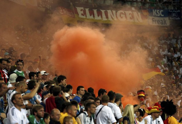 CĐV Đức đốt pháo sáng ăn mừng sau khi đội bóng của họ ghi bàn thắng trong trận gặp Đan Mạch.