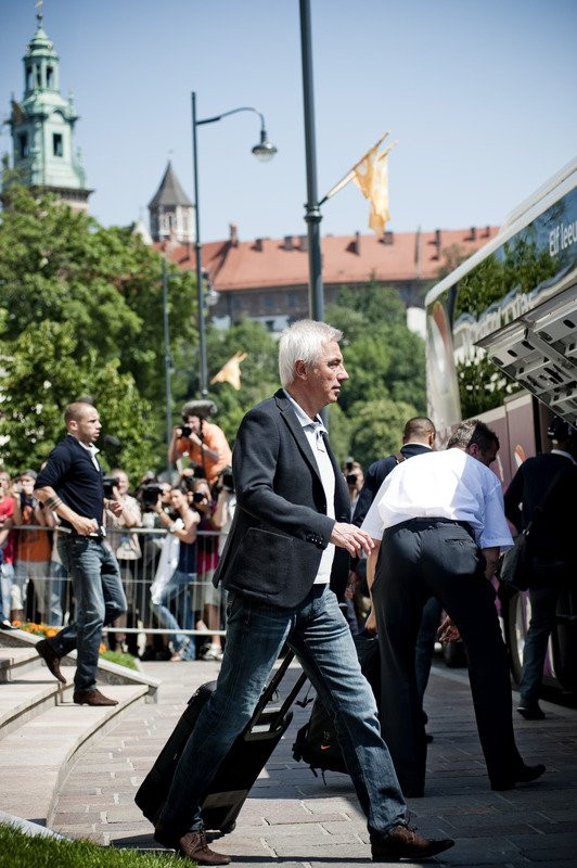 HLV Bert van Marvijk. Rất có thể sau vòng chung kết EURO lần này thì HLV Bert van Marvijk sẽ bị sa thải. HLV Bert van Marvijk. Rất có thể sau vòng chung kết EURO lần này thì HLV Bert van Marvijk sẽ bị sa thải.