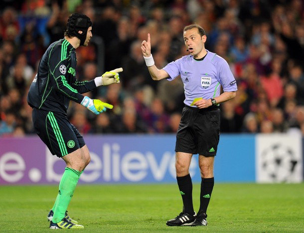 Cuneyt Cakir (36 tuổi - Thổ Nhĩ Kì) Cuneyt Cakir bắt chính trận bán kết Champions League lượt về giữa Barca và Chelsea. Theo đánh giá của UEFA, Cakir là một trong những trọng tài tốt nhất châu Âu hiện nay. Cuneyt Cakir (36 tuổi - Thổ Nhĩ Kì) Cuneyt Cakir bắt chính trận bán kết Champions League lượt về giữa Barca và Chelsea. Theo đánh giá của UEFA, Cakir là một trong những trọng tài tốt nhất châu Âu hiện nay.