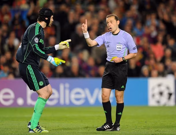 Cuneyt Cakir (36 tuổi - Thổ Nhĩ Kì) Cuneyt Cakir bắt chính trận bán kết Champions League lượt về giữa Barca và Chelsea. Theo đánh giá của UEFA, Cakir là một trong những trọng tài tốt nhất châu Âu hiện nay.
