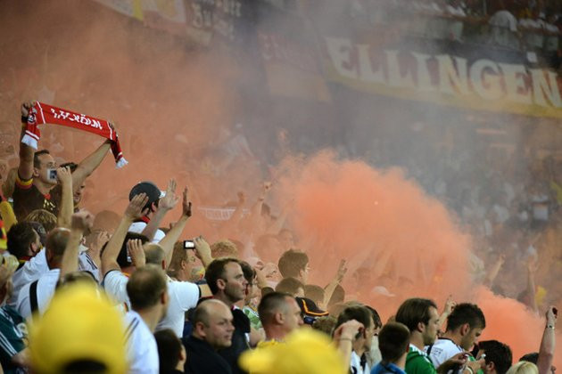 Nhiều CĐV Đức cũng chính là nạn nhân phải gánh chịu hậu quả khi sử dụng pháo sáng