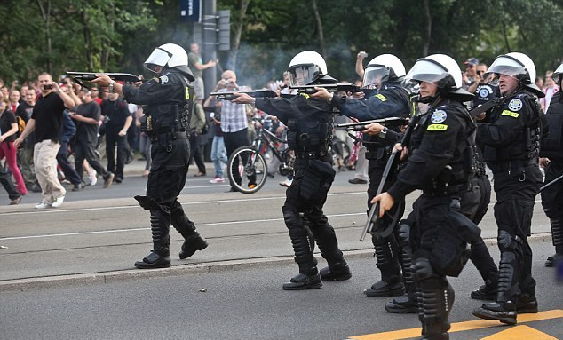 Cảnh sát cố gắng và lại giành quyền kiểm soát bị phá vỡ do bạo lực gây ra Cảnh sát cố gắng và lại giành quyền kiểm soát bị phá vỡ do bạo lực gây ra