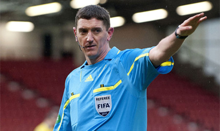 Craig Thomson (39 tuổi, Scotland) Craig Thompson là một trong những trọng tài hiếm hoi của Scotland được UEFA ghi nhận. Song Thomson vẫn có những trận đấu “để đời”. Bằng chứng là trận Schalke và Twente tại Europa League mùa giải vừa qua, vị trọng tài 39 tuổi đã mắc lỗi lớn khi tưởng tượng ra một quả penalty cho Twente, thậm chí ông còn rút thẻ đỏ đuổi Joel Matip ra khỏi sân dù hậu vệ này không hề chạm vào tiền đạo Luuk de Jong. Craig Thomson (39 tuổi, Scotland) Craig Thompson là một trong những trọng tài hiếm hoi của Scotland được UEFA ghi nhận. Song Thomson vẫn có những trận đấu “để đời”. Bằng chứng là trận Schalke và Twente tại Europa League mùa giải vừa qua, vị trọng tài 39 tuổi đã mắc lỗi lớn khi tưởng tượng ra một quả penalty cho Twente, thậm chí ông còn rút thẻ đỏ đuổi Joel Matip ra khỏi sân dù hậu vệ này không hề chạm vào tiền đạo Luuk de Jong.