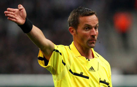 Stéphane Lannoy (43 tuổi - Pháp) Không có nhiều tài năng nổi bật nhưng Stephane Lannoy có khá nhiều tai tiếng. Quyết định sai lầm nổi tiếng nhất của ông vua áo đen này là phạt thẻ đỏ Kaka trong trận Brazil - Bờ Biển Ngà ở World Cup 2010. Cũng ở trận đó, Lannoy đã công nhận một bàn thắng ma của Fabiano cho Brazil khi cầu thủ này dùng tay khống chế bóng trước khi ghi bàn Stéphane Lannoy (43 tuổi - Pháp) Không có nhiều tài năng nổi bật nhưng Stephane Lannoy có khá nhiều tai tiếng. Quyết định sai lầm nổi tiếng nhất của ông vua áo đen này là phạt thẻ đỏ Kaka trong trận Brazil - Bờ Biển Ngà ở World Cup 2010. Cũng ở trận đó, Lannoy đã công nhận một bàn thắng ma của Fabiano cho Brazil khi cầu thủ này dùng tay khống chế bóng trước khi ghi bàn