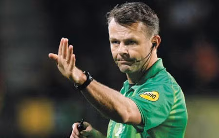 Bjorn Kuipers (39 tuổi - Hà Lan) Trước khi theo nghiệp HLV, Kuipers từng học khoa Quản trị kinh doanh ở trường Đại học Radboud University Nijmegen. Tuy nhiên, nghiệp cầm còi đã ngấm vào máu Kuipers. Tháng 1/2009, Kuipers vinh dự được đứng ở thứ hạng cao nhất của cấp trọng tài châu Âu. Trận đấu lớn nhất trong sự nghiệp của Kuipers là trận tứ kết Champions League lượt về giữa Barca và Milan ở mùa giải vừa qua. Trận đó ông Kuipers đã cho Barca hưởng quả phạt đền tranh cãi.