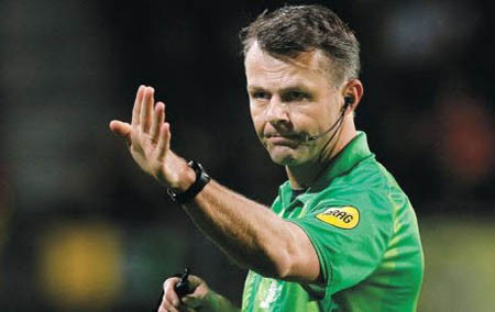 Bjorn Kuipers (39 tuổi - Hà Lan) Trước khi theo nghiệp HLV, Kuipers từng học khoa Quản trị kinh doanh ở trường Đại học Radboud University Nijmegen. Tuy nhiên, nghiệp cầm còi đã ngấm vào máu Kuipers. Tháng 1/2009, Kuipers vinh dự được đứng ở thứ hạng cao nhất của cấp trọng tài châu Âu. Trận đấu lớn nhất trong sự nghiệp của Kuipers là trận tứ kết Champions League lượt về giữa Barca và Milan ở mùa giải vừa qua. Trận đó ông Kuipers đã cho Barca hưởng quả phạt đền tranh cãi. Bjorn Kuipers (39 tuổi - Hà Lan) Trước khi theo nghiệp HLV, Kuipers từng học khoa Quản trị kinh doanh ở trường Đại học Radboud University Nijmegen. Tuy nhiên, nghiệp cầm còi đã ngấm vào máu Kuipers. Tháng 1/2009, Kuipers vinh dự được đứng ở thứ hạng cao nhất của cấp trọng tài châu Âu. Trận đấu lớn nhất trong sự nghiệp của Kuipers là trận tứ kết Champions League lượt về giữa Barca và Milan ở mùa giải vừa qua. Trận đó ông Kuipers đã cho Barca hưởng quả phạt đền tranh cãi.