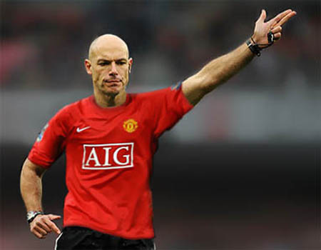 Howard Webb (42 tuổi - Anh) Ở Anh, người ta gọi Howard Webb là một cầu thủ của Man United. Thậm chí, tờ Guardian còn ghép ảnh ông với áo Man United để cho thấy sự thiếu công tâm của mình trong công việc. Tại World Cup 2010, Webb gây điều tiếng khi từ chối phạt thẻ đỏ với cú song phi của De Jong với Alonso trong trận chung kết giữa Tây Ban Nha và Hà Lan. Howard Webb (42 tuổi - Anh) Ở Anh, người ta gọi Howard Webb là một cầu thủ của Man United. Thậm chí, tờ Guardian còn ghép ảnh ông với áo Man United để cho thấy sự thiếu công tâm của mình trong công việc. Tại World Cup 2010, Webb gây điều tiếng khi từ chối phạt thẻ đỏ với cú song phi của De Jong với Alonso trong trận chung kết giữa Tây Ban Nha và Hà Lan.