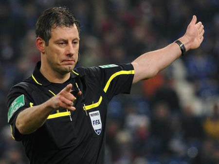 Wolfgang Stark (43 tuổi - Đức) Dù sở hữu bản scandal đồ sộ nhưng Wolfgang Stark vẫn được UEFA tin tưởng trong vai trò vị vua áo đen. Năm 2007, ở vòng chung kết giải U20 thế giới tại Canada, Stark gây sốc khi tặng Chile 7 trong tổng số 9 thẻ vàng và 2 thẻ đỏ ở trận Chile gặp Argentina. Wolfgang Stark (43 tuổi - Đức) Dù sở hữu bản scandal đồ sộ nhưng Wolfgang Stark vẫn được UEFA tin tưởng trong vai trò vị vua áo đen. Năm 2007, ở vòng chung kết giải U20 thế giới tại Canada, Stark gây sốc khi tặng Chile 7 trong tổng số 9 thẻ vàng và 2 thẻ đỏ ở trận Chile gặp Argentina.