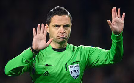 Damir Skomina (36 tuổi - Slovenia) Damir Skomina được biết đến với nhiều vụ việc đình đám trên sân cỏ. Trong trận Benfica và Chelsea tại tứ kết Champions League mùa giải vừa qua, trọng tài này đã rút 1 chiếc thẻ đỏ với Maxi Pereira và cho các cầu thủ Chelsea được hưởng phạt đền. Ngoài ra, trận lượt về giữa Milan và Arsenal ở vòng knock-out, HLV Wenger đã gọi Skomina là: "khốn khiếp, ô nhục" khi bắt thiên vị cho Milan.