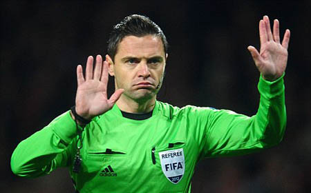 Damir Skomina (36 tuổi - Slovenia) Damir Skomina được biết đến với nhiều vụ việc đình đám trên sân cỏ. Trong trận Benfica và Chelsea tại tứ kết Champions League mùa giải vừa qua, trọng tài này đã rút 1 chiếc thẻ đỏ với Maxi Pereira và cho các cầu thủ Chelsea được hưởng phạt đền. Ngoài ra, trận lượt về giữa Milan và Arsenal ở vòng knock-out, HLV Wenger đã gọi Skomina là: "khốn khiếp, ô nhục" khi bắt thiên vị cho Milan. Damir Skomina (36 tuổi - Slovenia) Damir Skomina được biết đến với nhiều vụ việc đình đám trên sân cỏ. Trong trận Benfica và Chelsea tại tứ kết Champions League mùa giải vừa qua, trọng tài này đã rút 1 chiếc thẻ đỏ với Maxi Pereira và cho các cầu thủ Chelsea được hưởng phạt đền. Ngoài ra, trận lượt về giữa Milan và Arsenal ở vòng knock-out, HLV Wenger đã gọi Skomina là: "khốn khiếp, ô nhục" khi bắt thiên vị cho Milan.