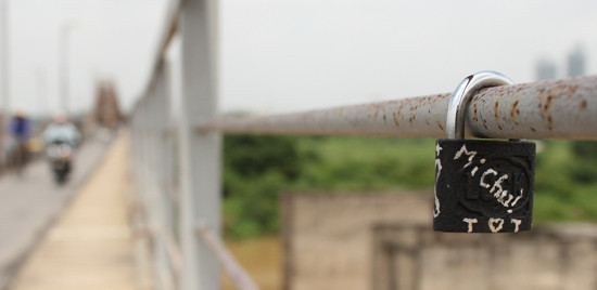 Những cặp tình nhân mong muốn tình yêu của mình được bền vững bằng cách ngoắc khóa vào thành cầu rồi ném chìa khóa xuống sông Những cặp tình nhân mong muốn tình yêu của mình được bền vững bằng cách ngoắc khóa vào thành cầu rồi ném chìa khóa xuống sông