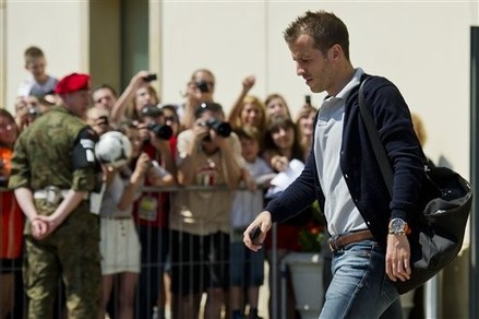 Rafael van der Vaart. Anh đã ghi 1 bàn thắng vào lưới đội tuyển Bồ Đào Nha, một thắng tuyệt đẹp. Rafael van der Vaart. Anh đã ghi 1 bàn thắng vào lưới đội tuyển Bồ Đào Nha, một thắng tuyệt đẹp.