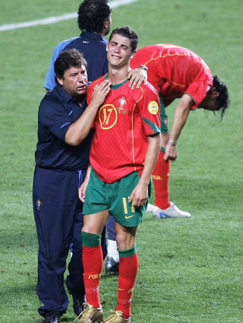 Ronaldo buồn bã khóc lóc sau khi đội tuyển Bồ Đào Nha để thua trong trận chung kết Euro 2004 trước Hy Lạp ngay trên sân nhà