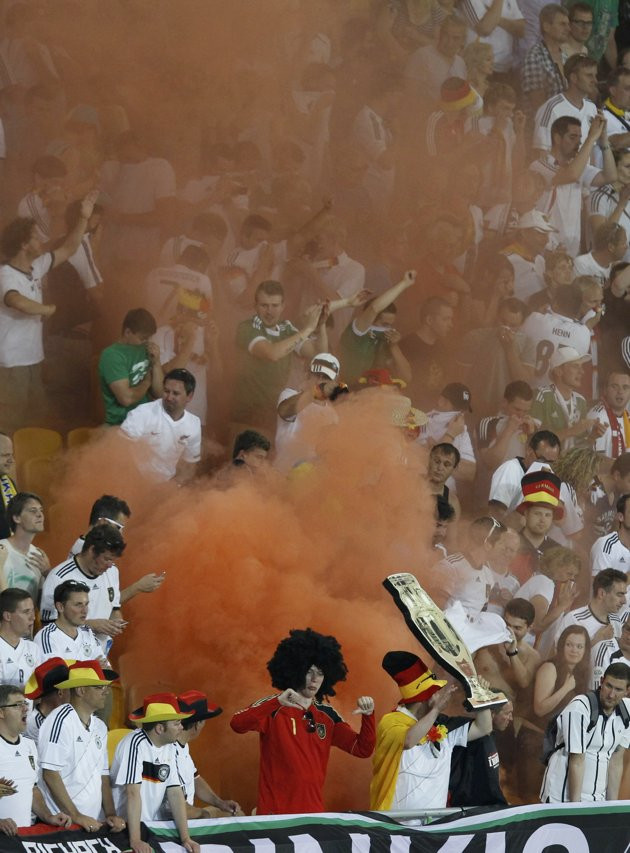 Nhiều CĐV Đức cũng chính là nạn nhân phải gánh chịu hậu quả khi sử dụng pháo sáng