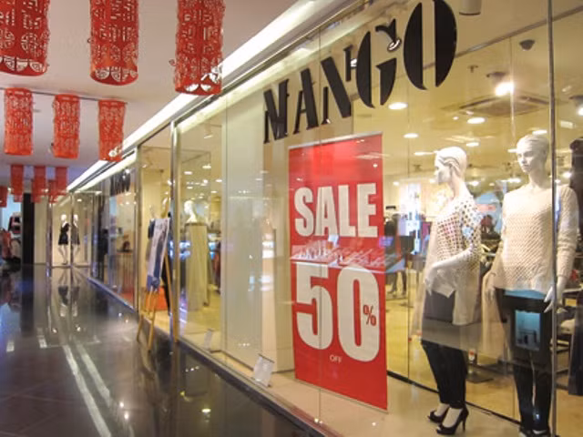 Kinh tế khó khăn, sức mua giảm dù cho các giảm giá 50% TTTM Parkson Thái Hà vẫn hiếm có khách ghé thăm (ảnh ĐTCK)