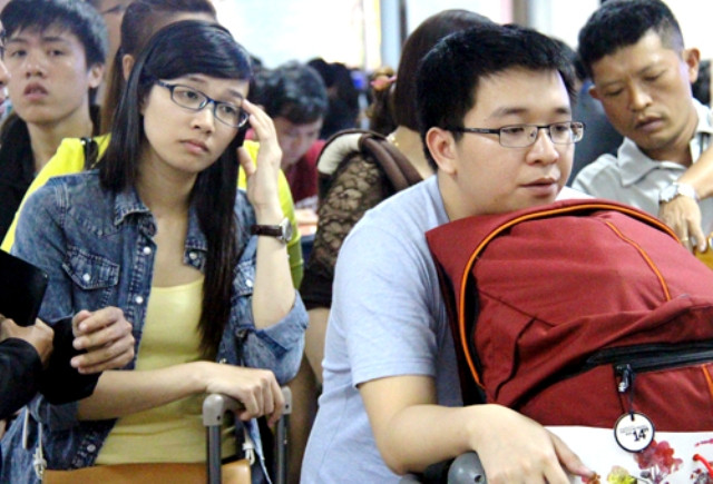 Nhiều người tỏ rõ sự mệt mỏi khi phải chờ đợi. Nhiều người tỏ rõ sự mệt mỏi khi phải chờ đợi.