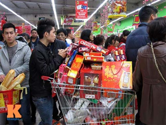Cũng giống như tại sân bay, cuối năm siêu thị chật kín người mua sắm, cảnh chen chúc đến nghẹt thở (nguồn Khampha.vn) Cũng giống như tại sân bay, cuối năm siêu thị chật kín người mua sắm, cảnh chen chúc đến nghẹt thở (nguồn Khampha.vn)