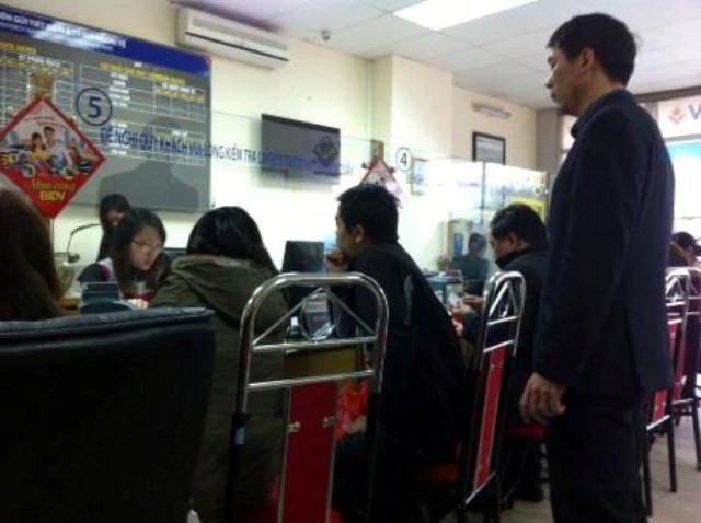 Không những ở các cây ATM, tại các ngân hàng cảnh người xếp hàng dài chờ đến lượt rút tiền với nhiều thủ tục khiến nhiều người mệt mỏi. Không những ở các cây ATM, tại các ngân hàng cảnh người xếp hàng dài chờ đến lượt rút tiền với nhiều thủ tục khiến nhiều người mệt mỏi.