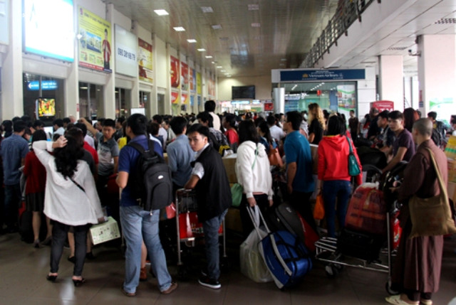 Xếp hàng dài chờ làm thủ tục, gửi hành lý tại cửa soát vé sân bay Tân Sơn Nhất (ảnh nguồn Vnexpress). Xếp hàng dài chờ làm thủ tục, gửi hành lý tại cửa soát vé sân bay Tân Sơn Nhất (ảnh nguồn Vnexpress).