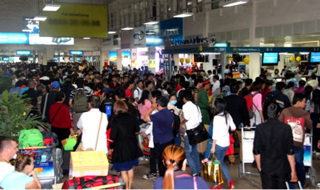 Nhu cầu đi lại tăng cao dịp trước Tết khiến lượng hành khách tại sân bay Tân Sơn Nhất tăng đột biến, hàng nghìn hành khách phải chờ đợi nhiều giờ đồng hồ mới làm được thủ tục. Hầu hết các chuyến bay đều trễ giờ do quá đông hành khách. (Ảnh nguồn Vnexpress). Nhu cầu đi lại tăng cao dịp trước Tết khiến lượng hành khách tại sân bay Tân Sơn Nhất tăng đột biến, hàng nghìn hành khách phải chờ đợi nhiều giờ đồng hồ mới làm được thủ tục. Hầu hết các chuyến bay đều trễ giờ do quá đông hành khách. (Ảnh nguồn Vnexpress).
