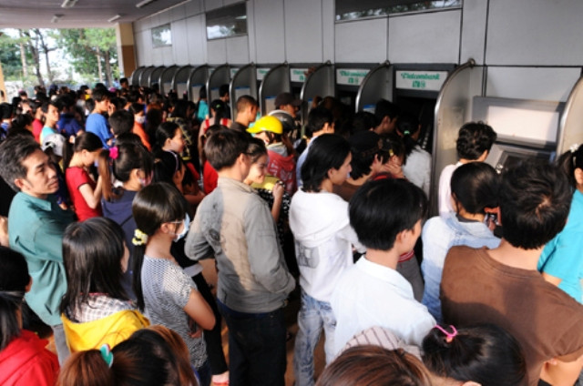 Gần tết để rút được lương, thưởng Tết, hàng nghìn công nhân ở Hà Nội đã phải xếp hàng cả tiếng đồng hồ trước cây ATM. Gần tết để rút được lương, thưởng Tết, hàng nghìn công nhân ở Hà Nội đã phải xếp hàng cả tiếng đồng hồ trước cây ATM.