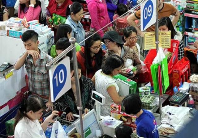 Chen lấn tại quầy thanh toán của siêu thị (nguồn Khampha.vn) Chen lấn tại quầy thanh toán của siêu thị (nguồn Khampha.vn)
