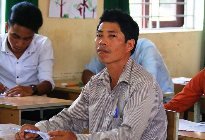 Thí sinh Hồ Ngọc Tú hiện là ông của 10 đứa cháu nhưng vẫn đi thi tốt nghiệp. Ảnh: TL Thí sinh Hồ Ngọc Tú hiện là ông của 10 đứa cháu nhưng vẫn đi thi tốt nghiệp. Ảnh: TL